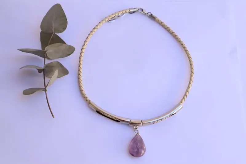 GARGANTILLA DE CUERO CON DIJE AMATISTA EN FORMA GOTA