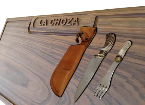 Set Tabla de Lapacho personalizada + Set de Cubiertos Artesanales