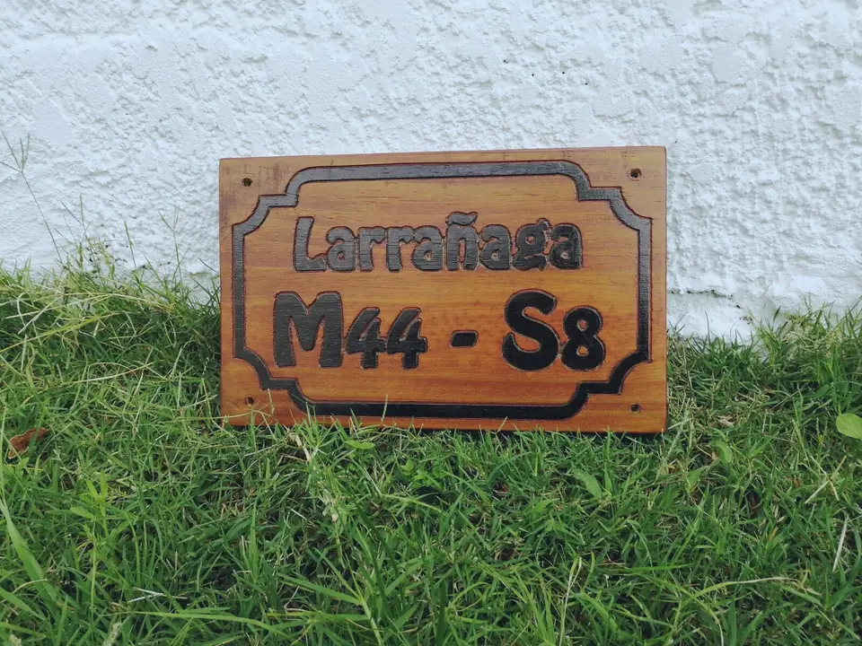 Placa de dirección en madera