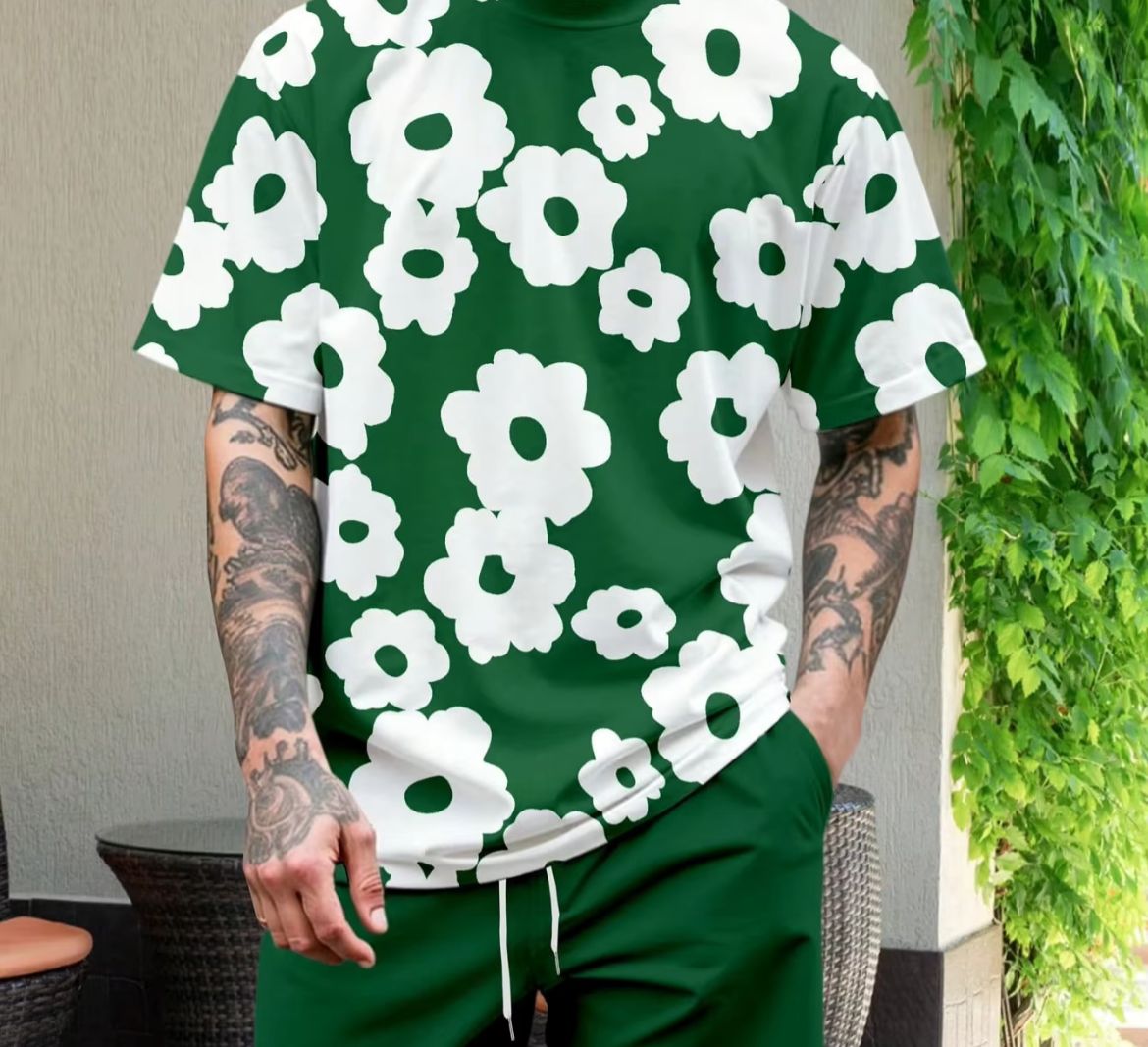 Remera de hombre verde con flores blancas