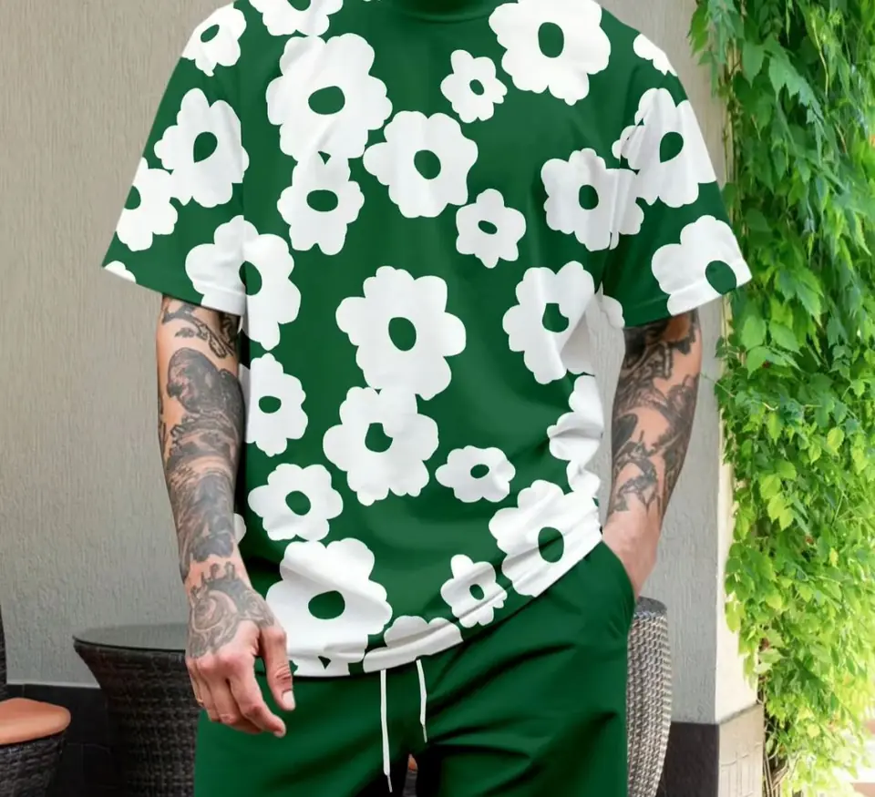 Remera de hombre verde con flores blancas