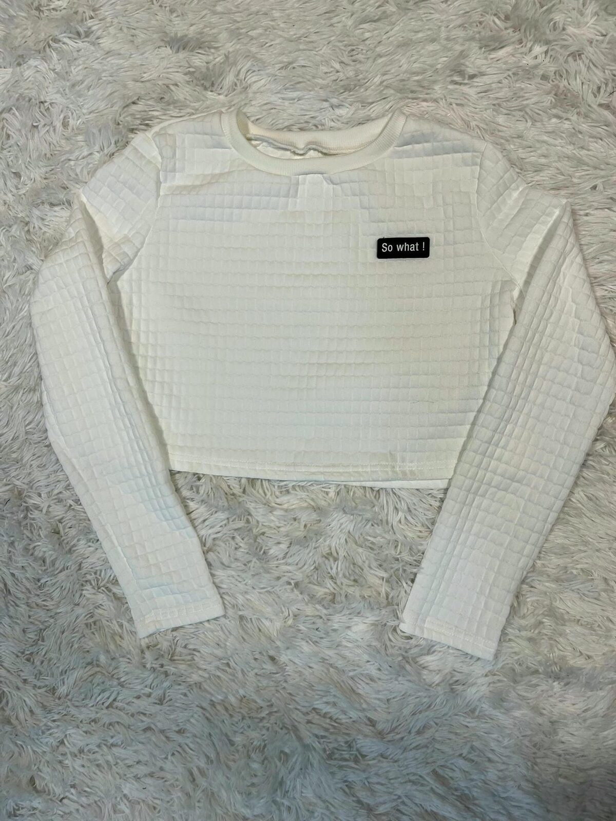 Buzo crop top blanco so what tela con cuadrados