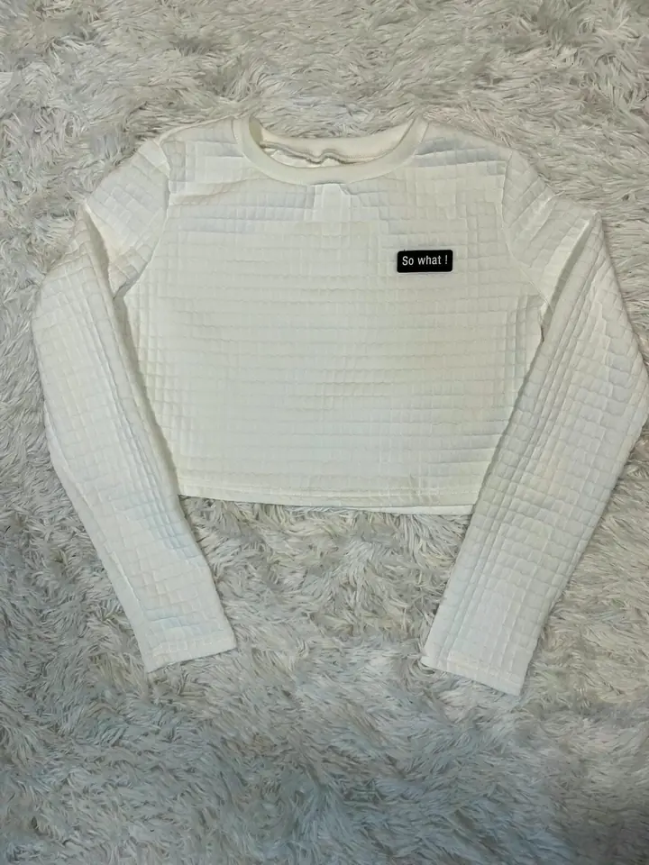 Buzo crop top blanco so what tela con cuadrados
