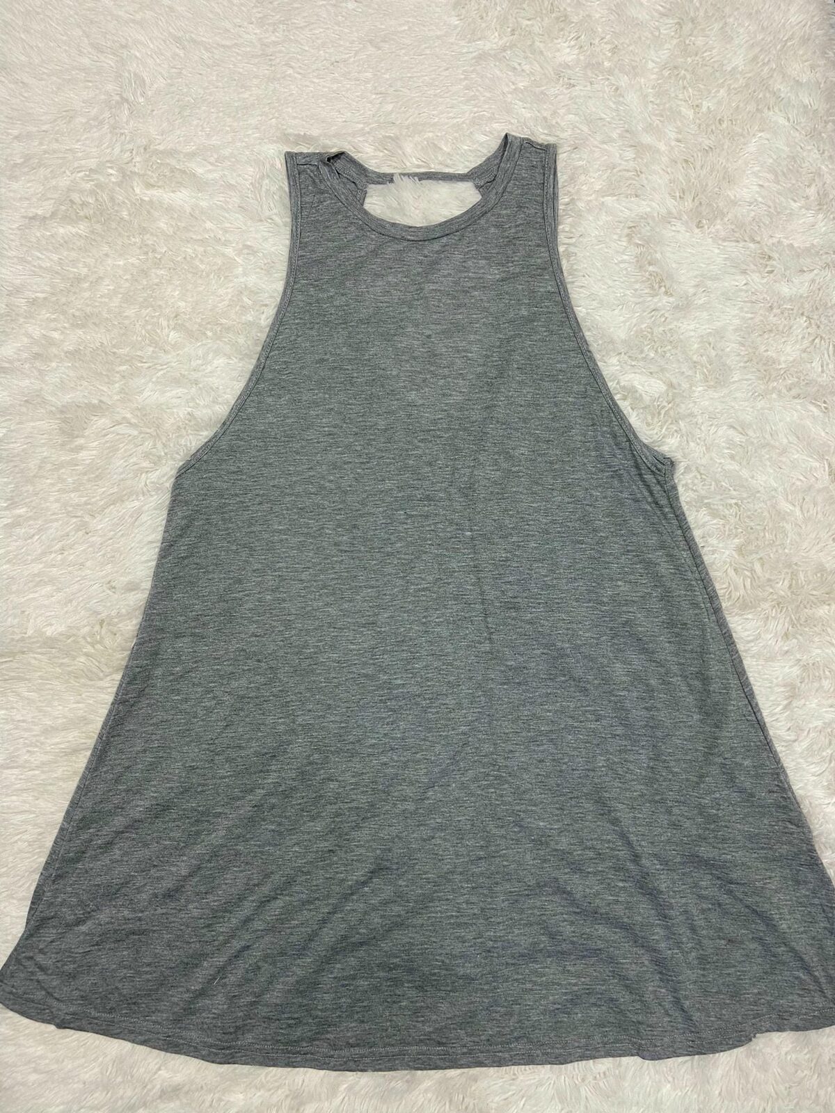 Vestido gris ligero sobre la rodilla