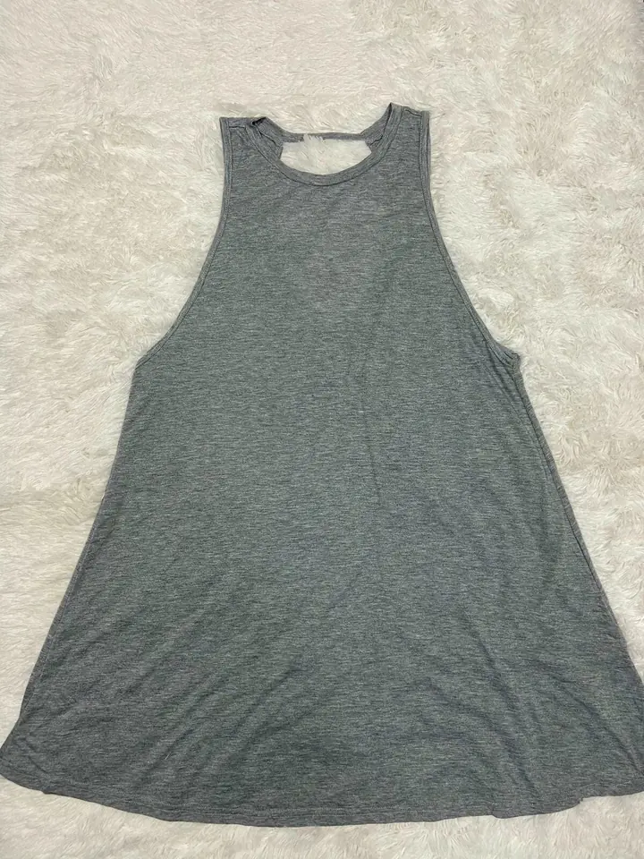 Vestido gris ligero sobre la rodilla