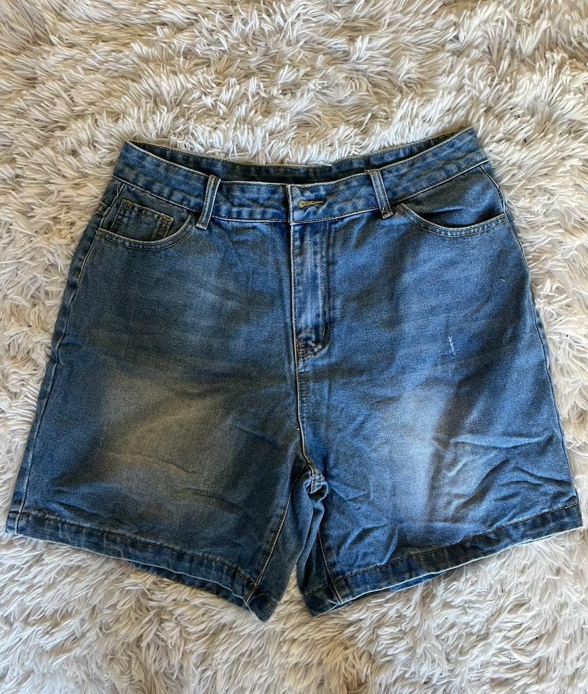 Short azul ajustado largo