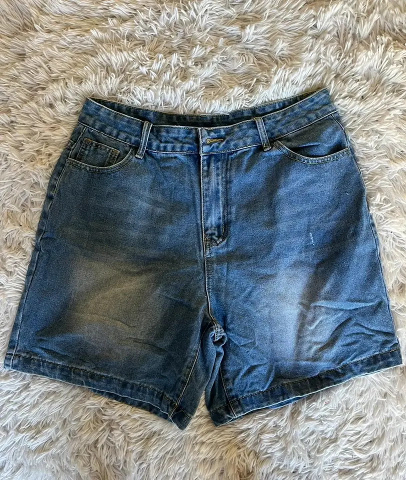 Short azul ajustado largo