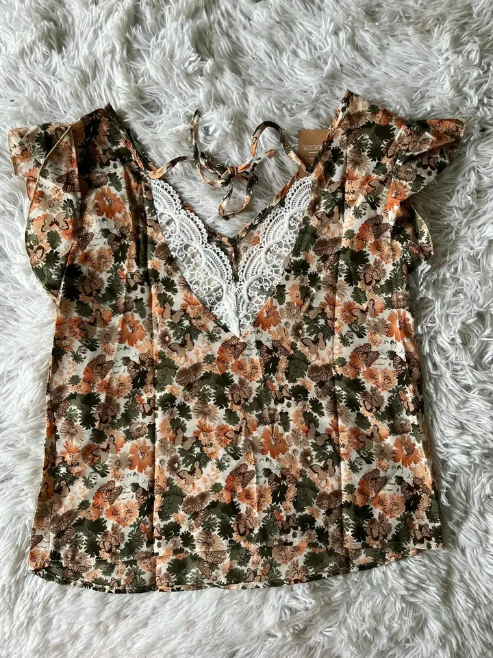 Blusa flores anaranjada con encaje