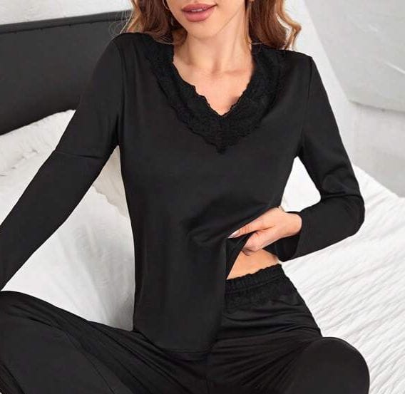 Remera negra encaje en escote