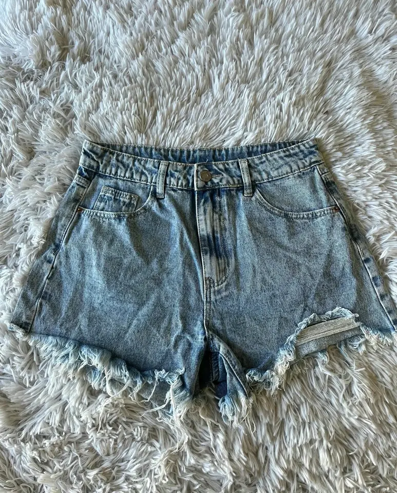 Short celeste con rotura abajo
