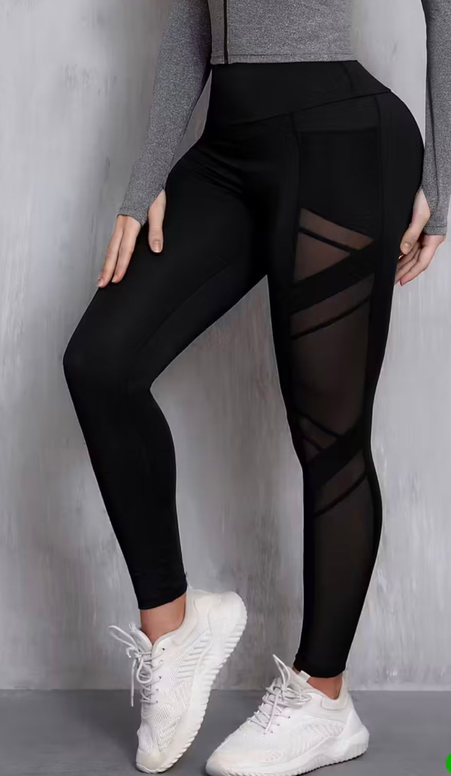 Calza deportiva negra con transparencias y bolsillo