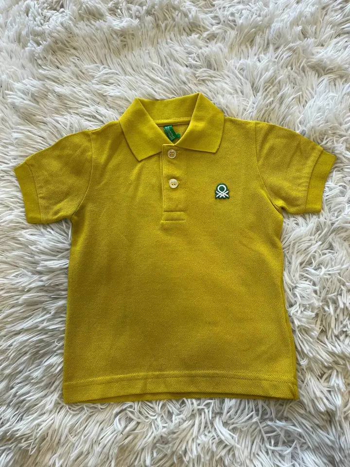 Remera polo mostaza benetton logo verde