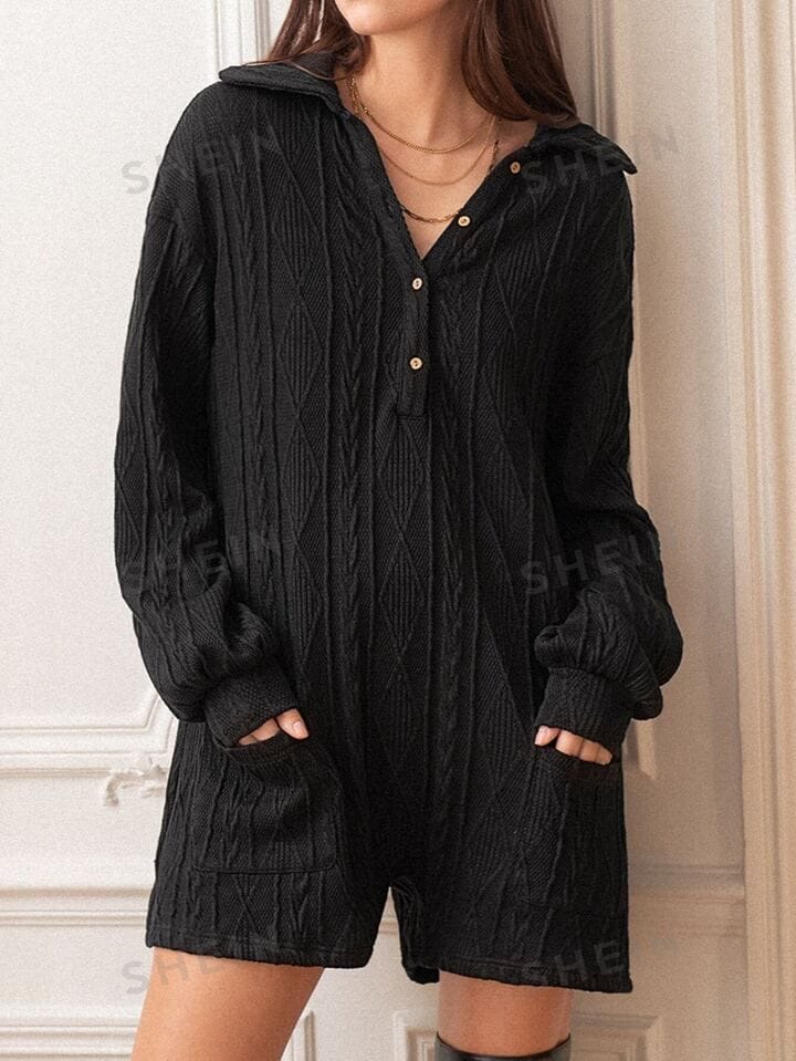 Mono manga larga negro con botones y capucha