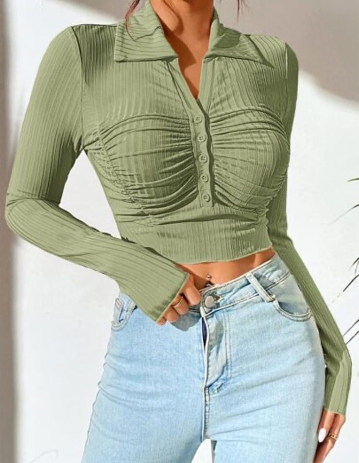 Remera tipo camisa con frunce verde