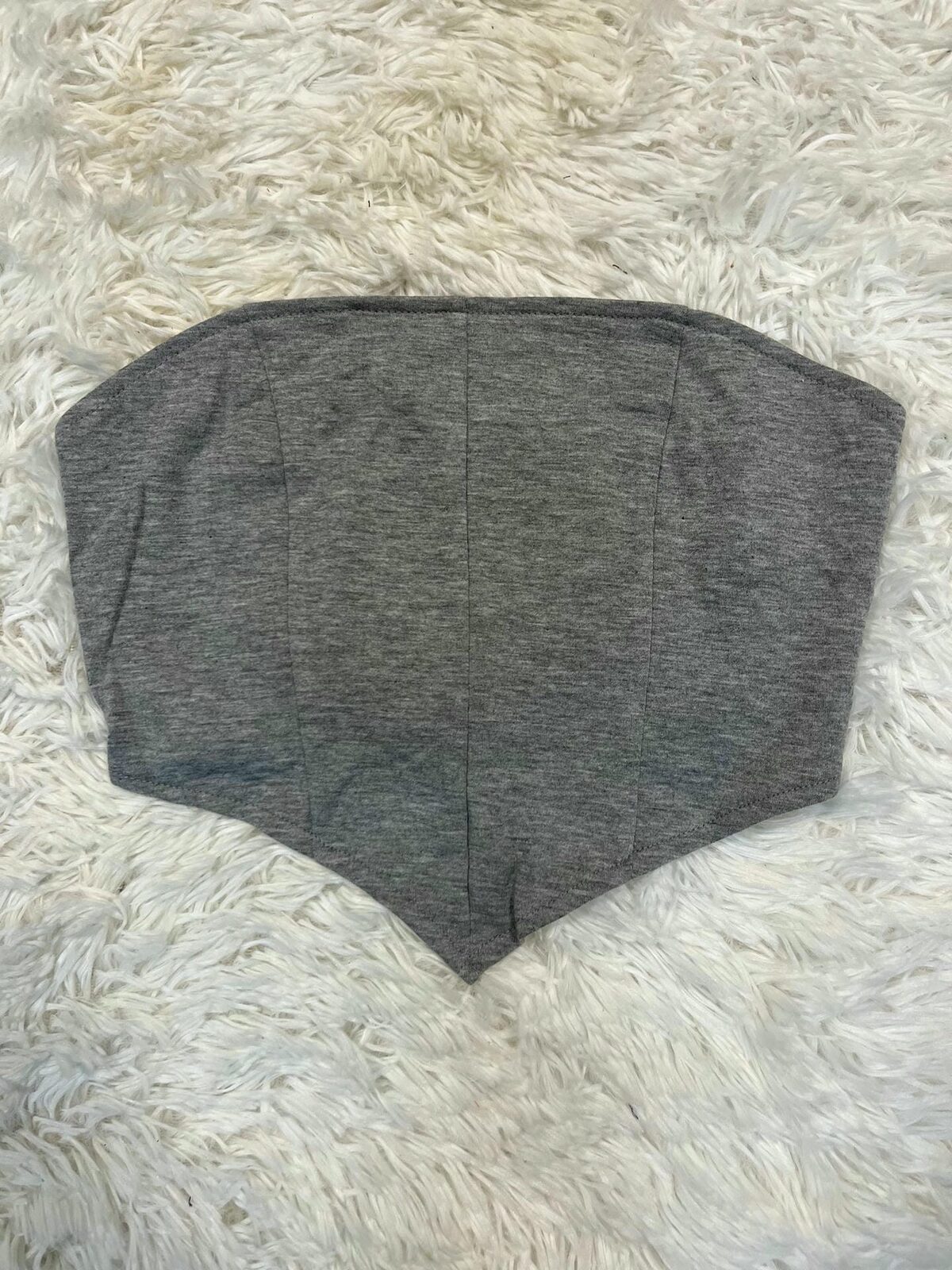 Top gris con forma de corset
