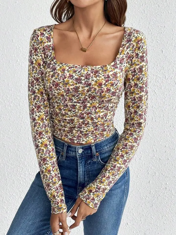 Remera corta floreada cuello rectangulo