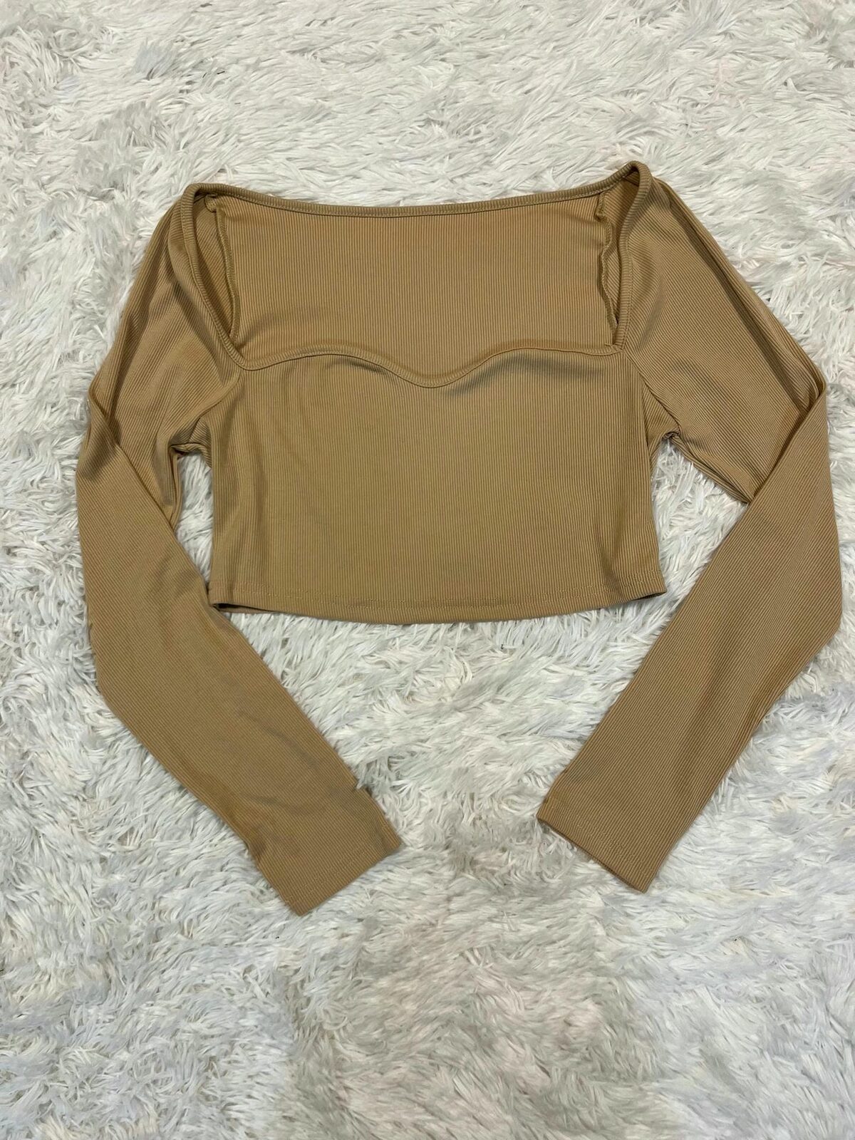 Top beige escote semi corazón