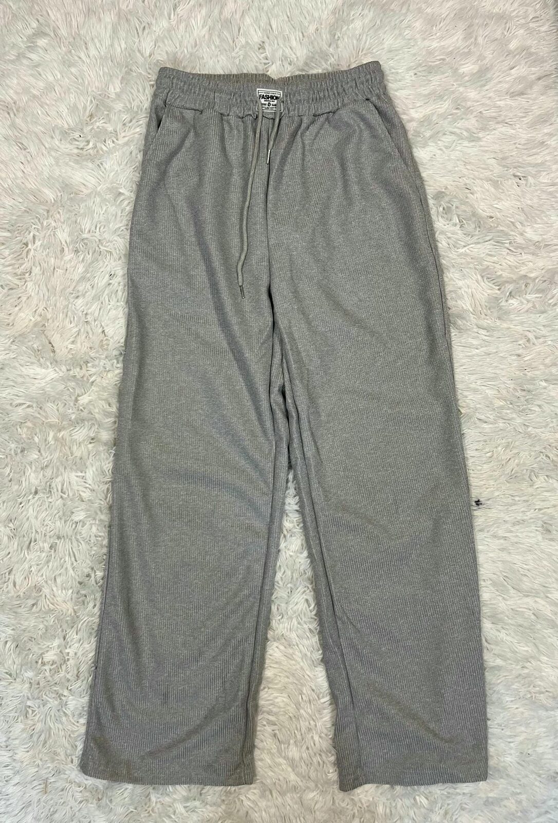 Pantalón jogger gris recto con parche en pretina textura simil waffle