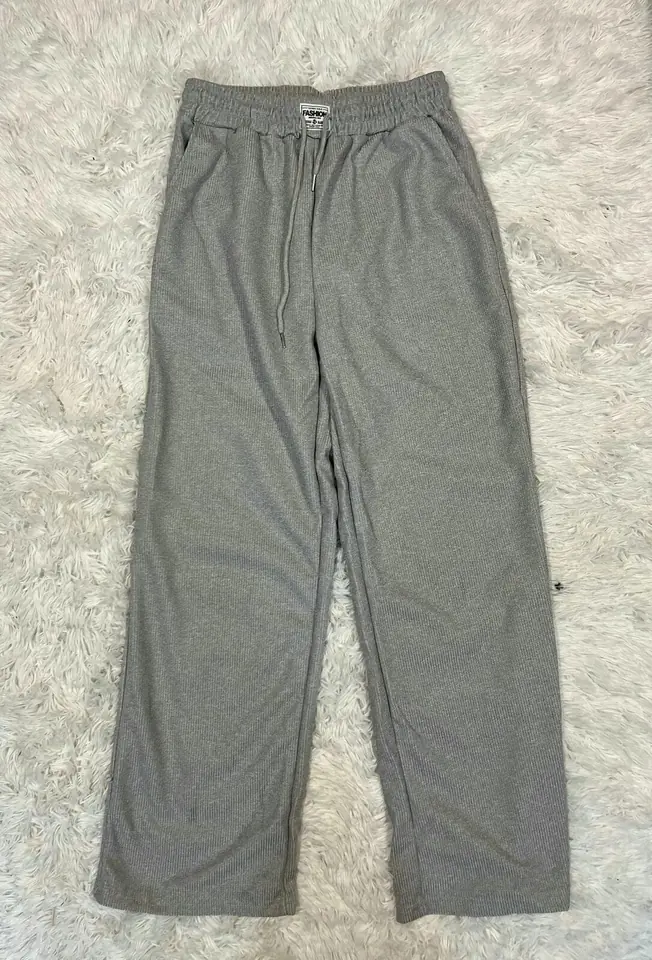 Pantalón jogger gris recto con parche en pretina textura simil waffle