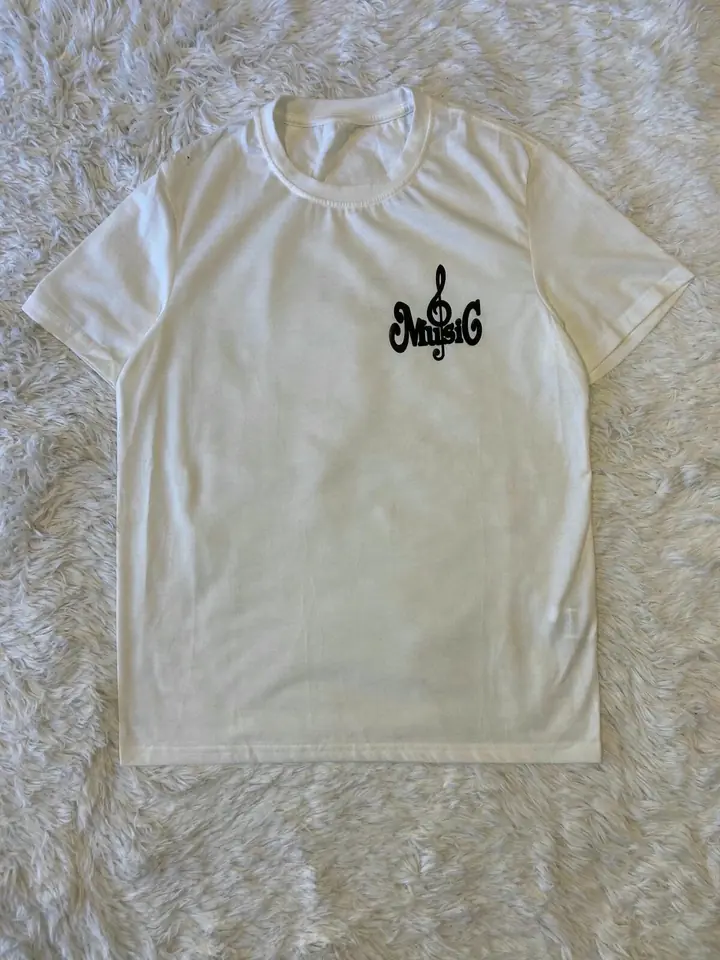 Remera blanca estampado music