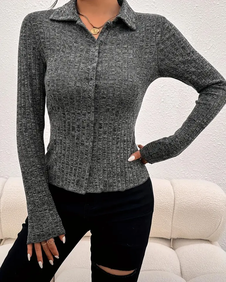 Saco gris gaspeado al cuerpo cuello polo