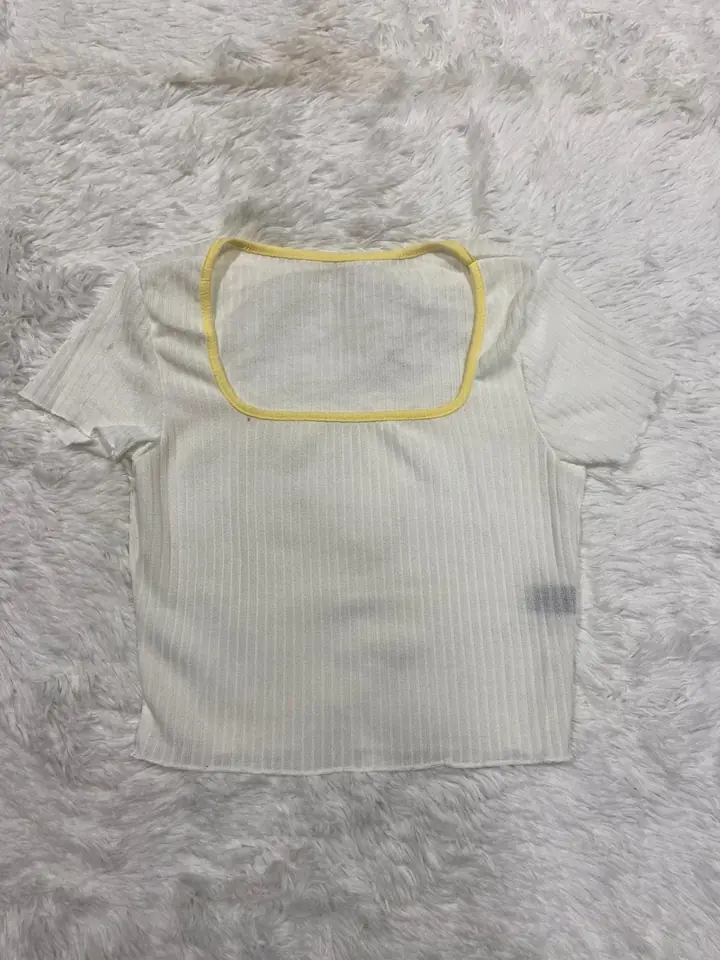 Remera canale blanca cuello amarillo pastel