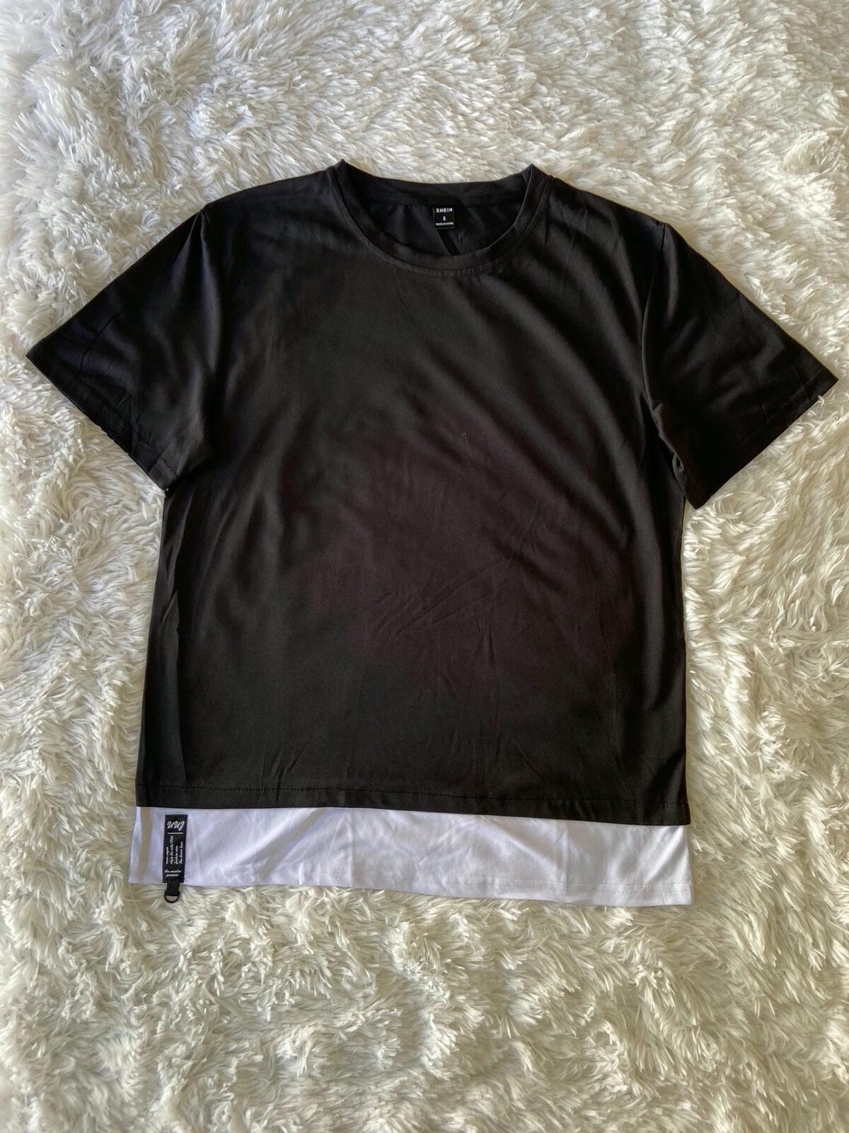 Remera negra con parte blanca hombre
