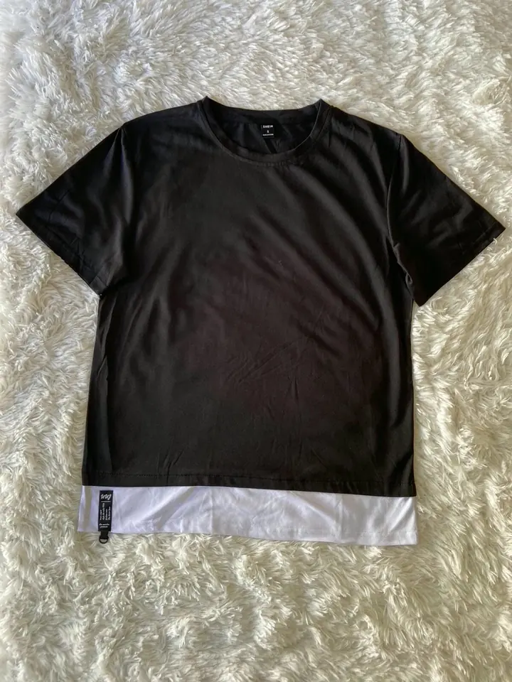 Remera negra con parte blanca hombre