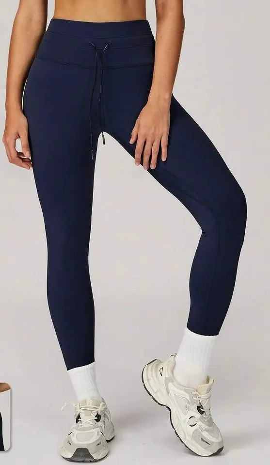 Calza deportiva azul con cordón y bolsillos