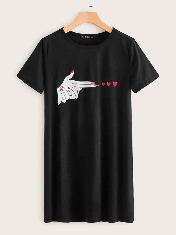 Vestido negro mano pistola con corazones