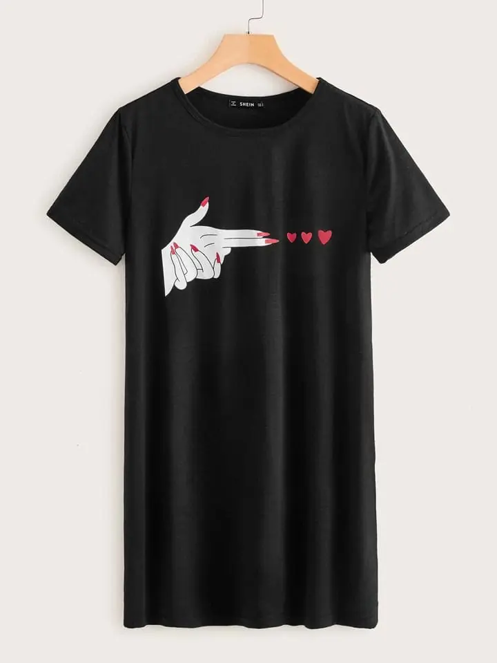 Vestido negro mano pistola con corazones