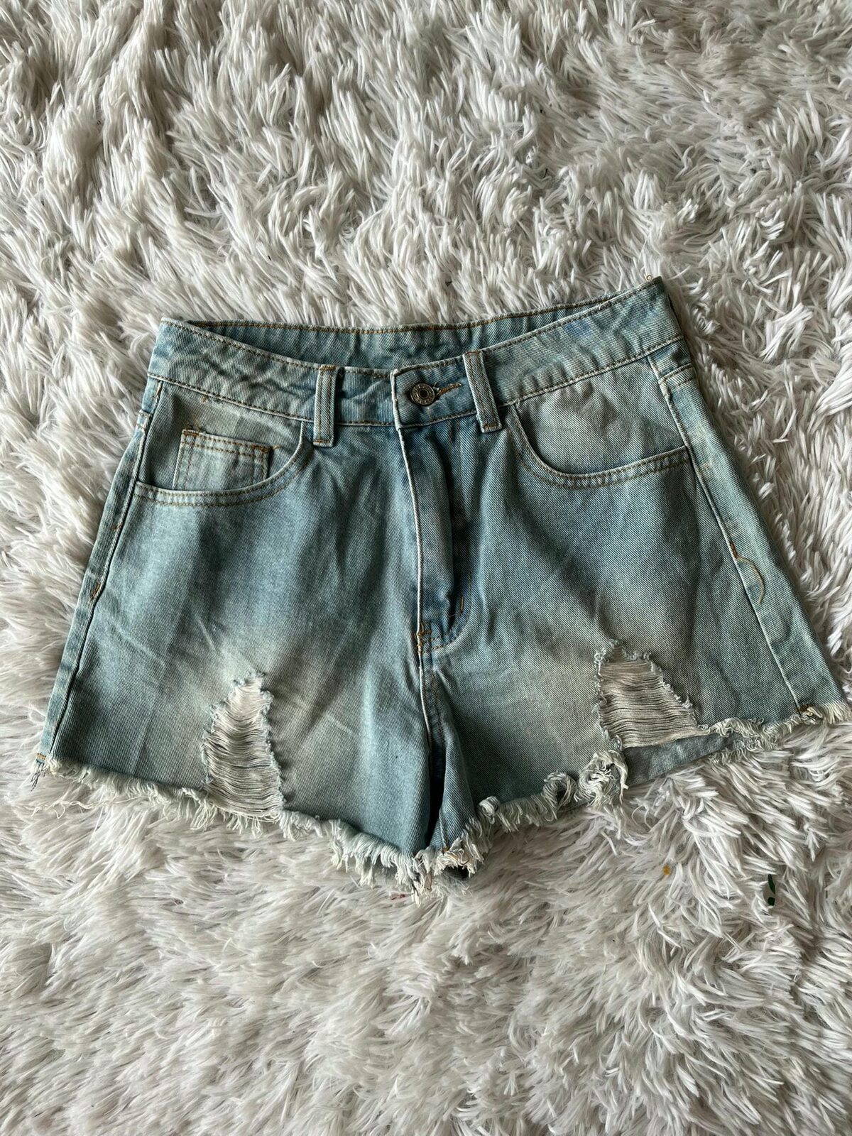 Short celeste gastado roturas