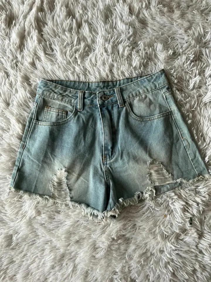 Short celeste gastado roturas