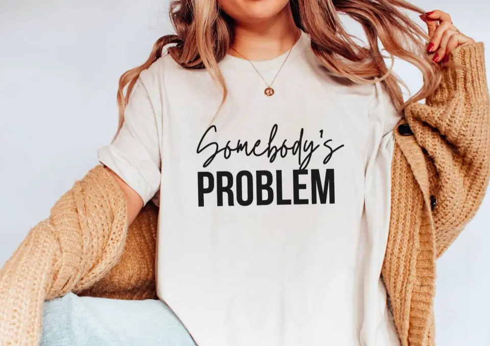 Remera blanca somebodys problem