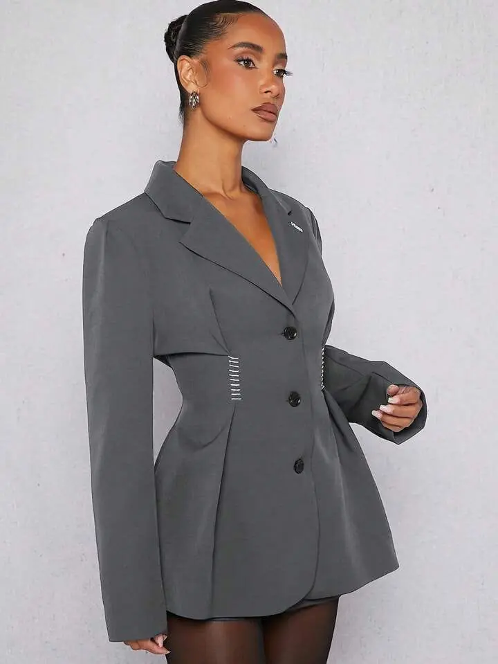 Blazer gris detalles con hilo blanco