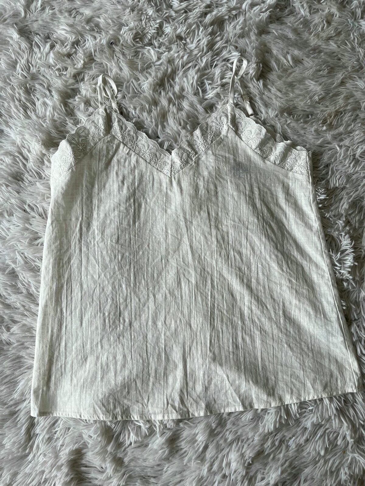Musculosa con encaje y botones en espalda