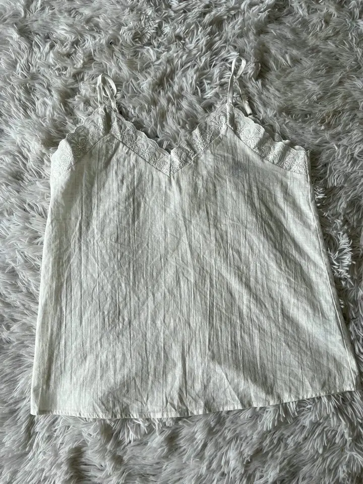 Musculosa con encaje y botones en espalda