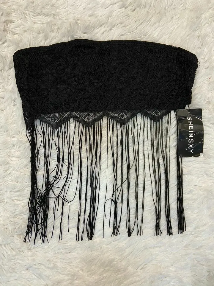 Top negro bandeau con encaje y flecos