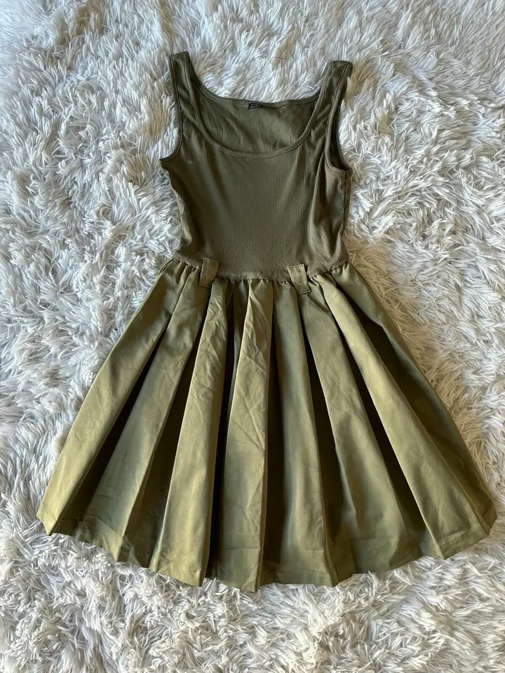 Vestido verde musgo falda tableada