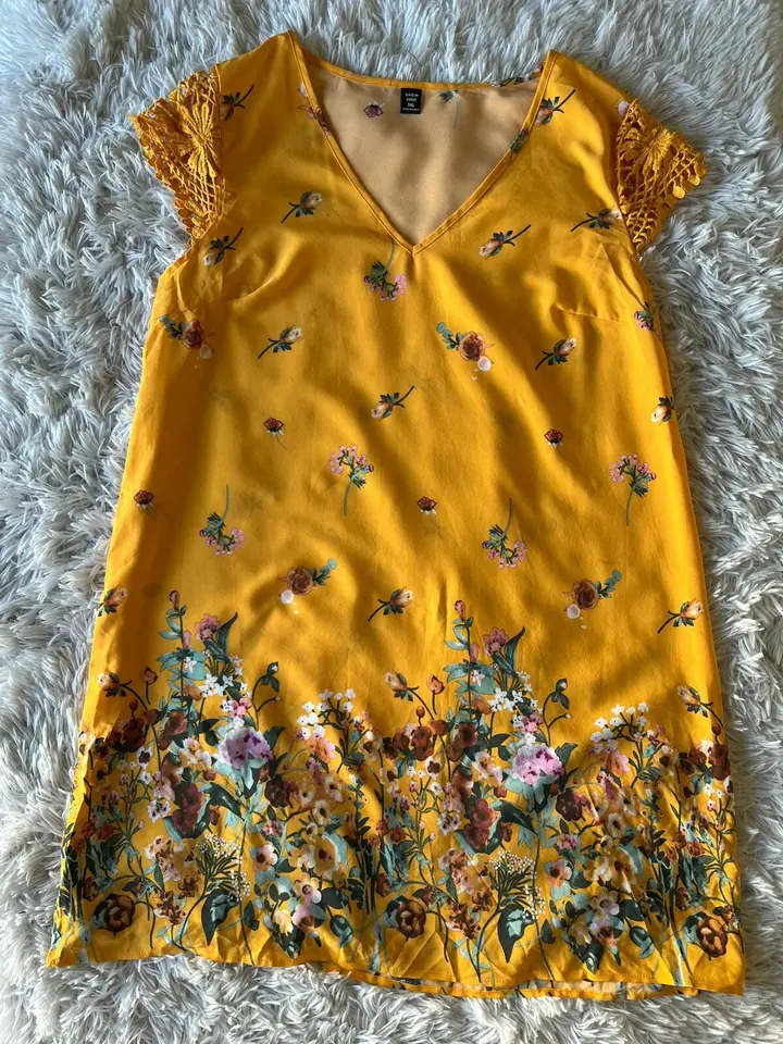 Vestido amarillo con flores
