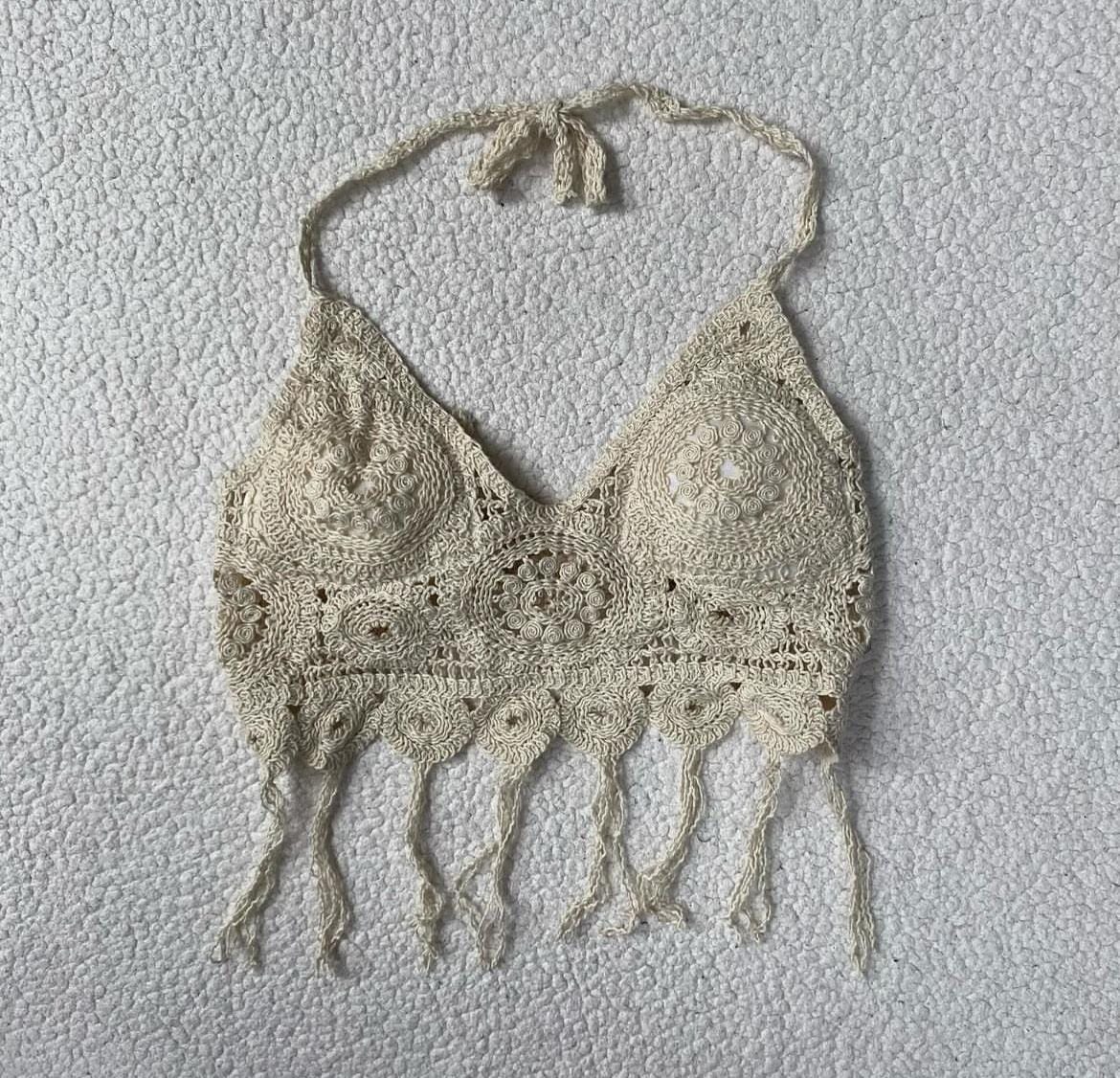Top de hilo beige con mandalas y flecos