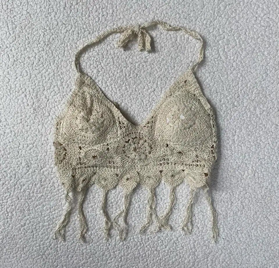 Top de hilo beige con mandalas y flecos