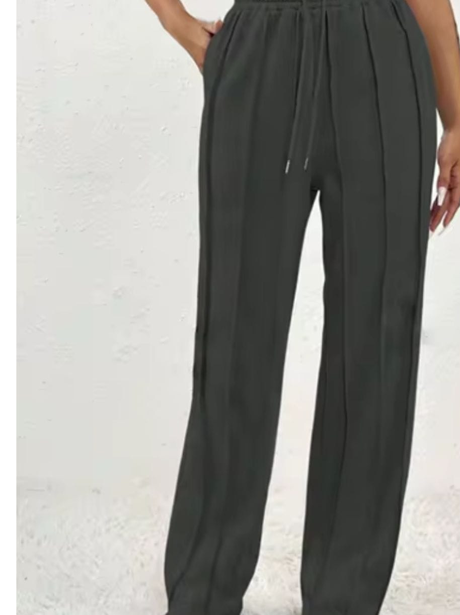 Pantalón jogger gris oscuro costuras fuera