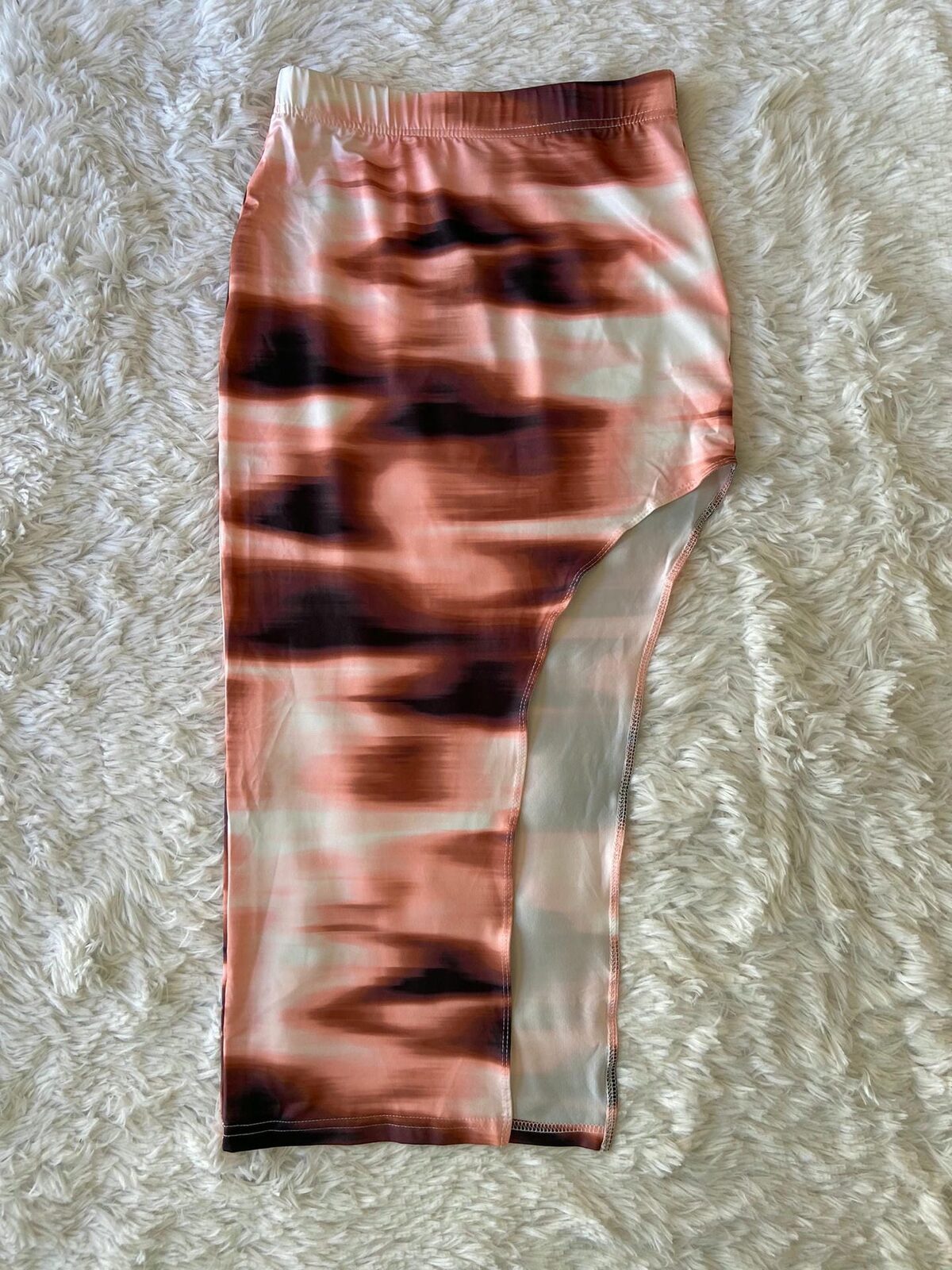 Falda larga con corte estilo tie dye
