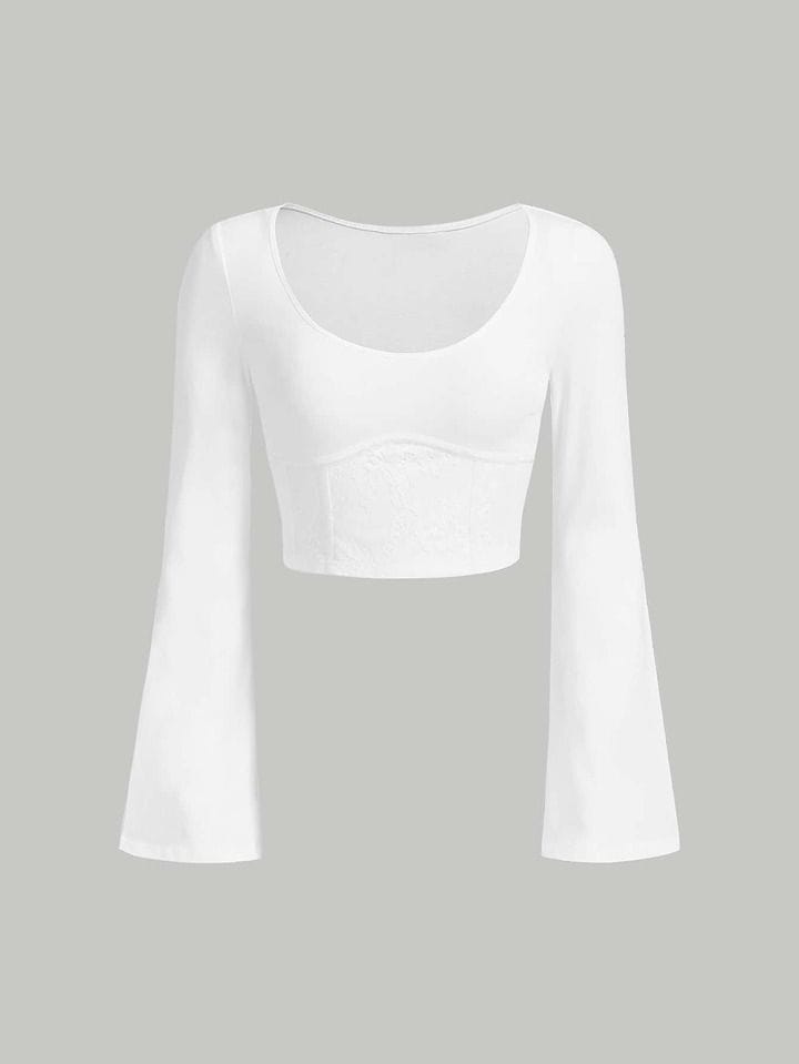 Top blanco con encaje manga acampanada