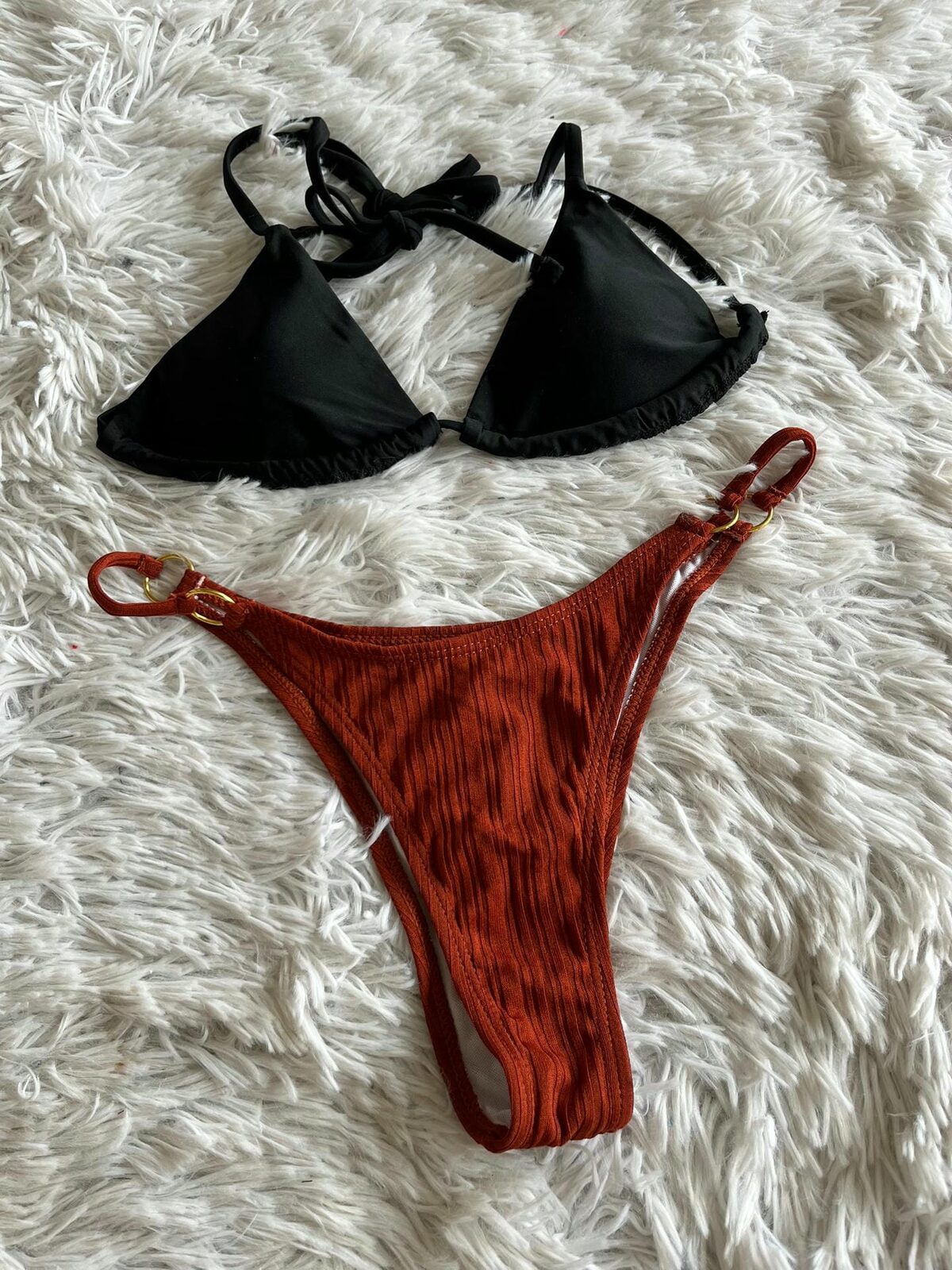 Bikini negro abajo marrón con tiras