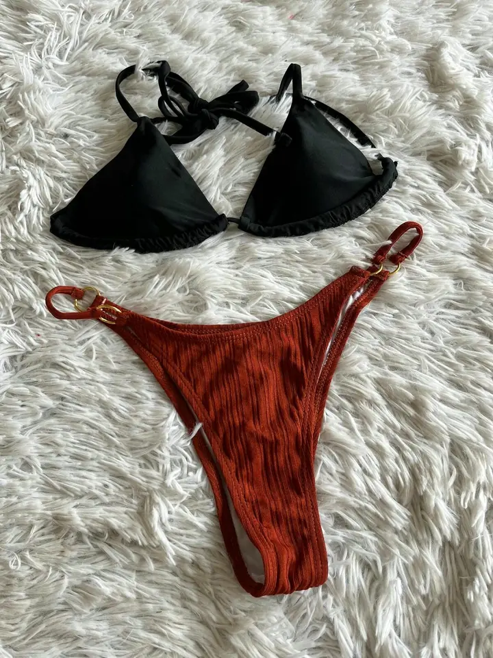 Bikini negro abajo marrón con tiras