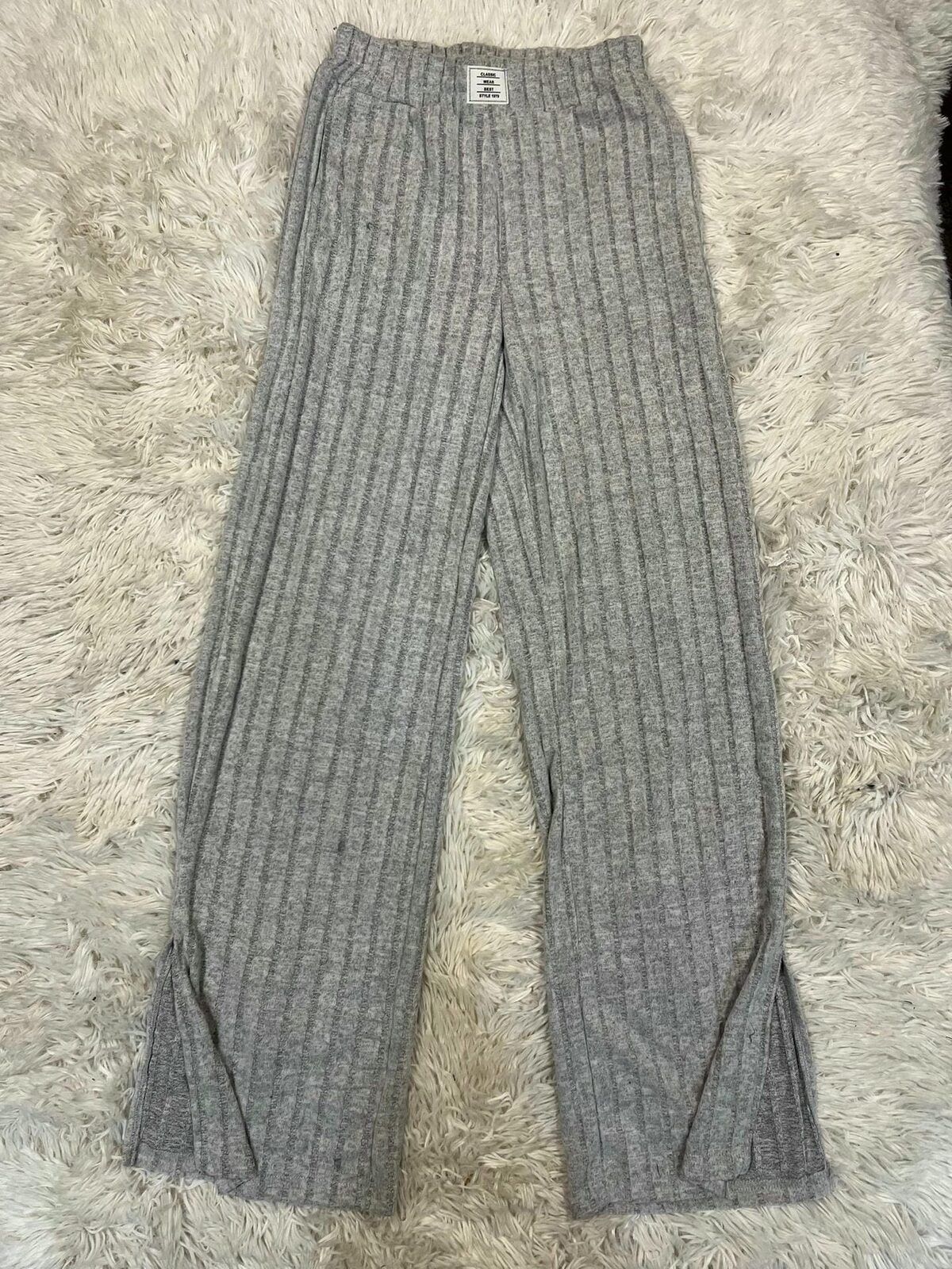 Pantalón amplio gris canale con corte y parche en pretina