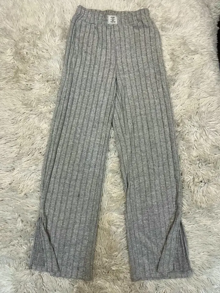 Pantalón amplio gris canale con corte y parche en pretina