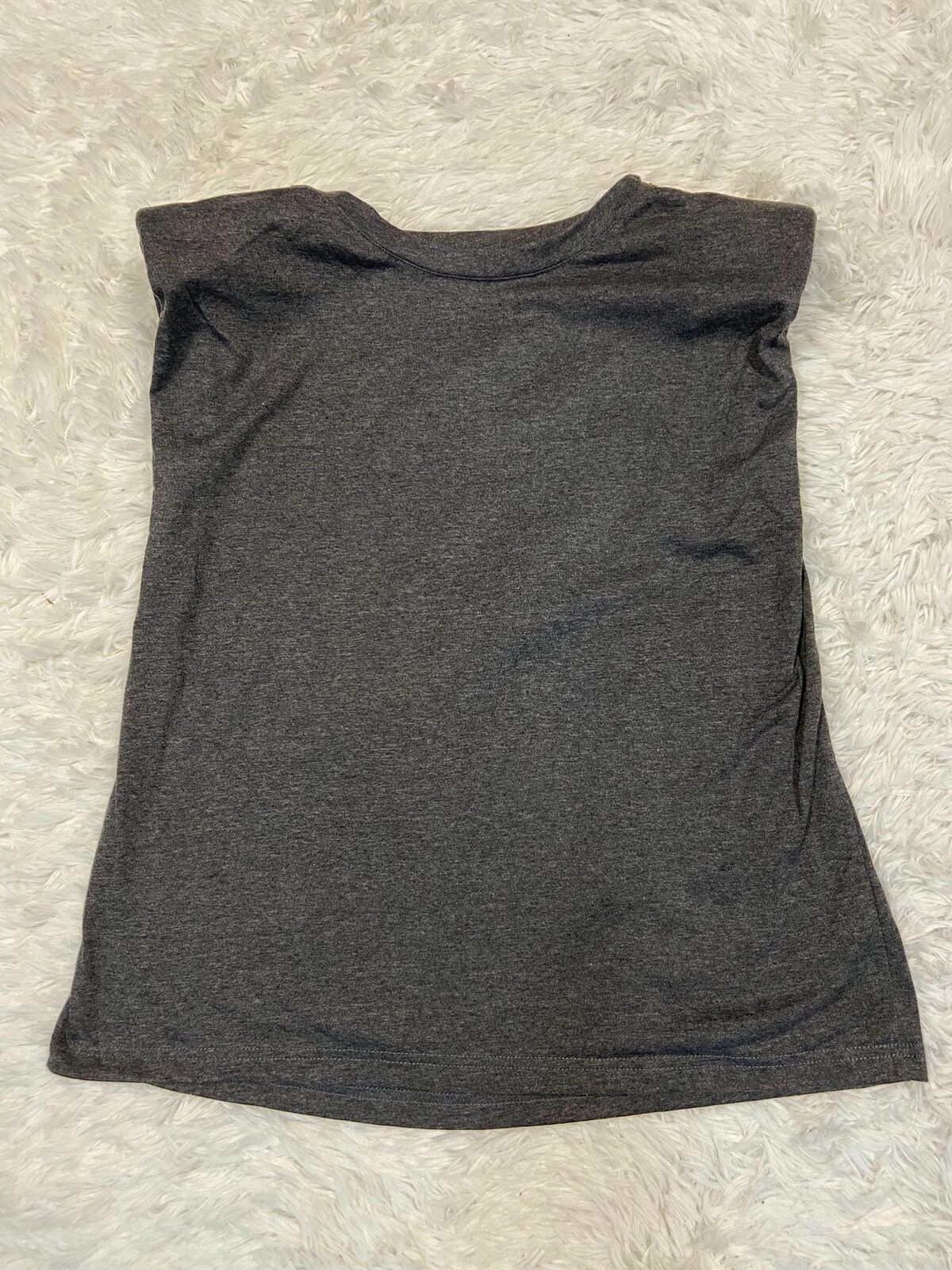 Musculosa gris oscura con hombreras